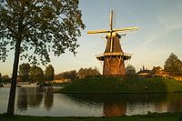  Stadswal Dokkum met molen Zeldenrust in avondlicht