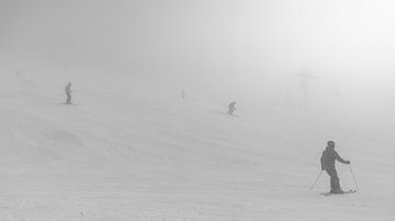 Wintersport in de mist van Studio Nieuwland