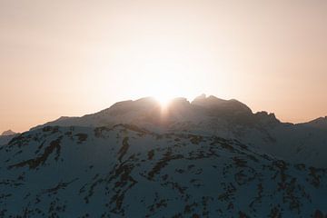 De zon verdwijnt achter de bergen van Sophia Eerden