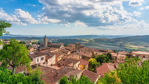 Panorama de Massa Marittima avec la cathédrale Saint-Cerbone, Toscane