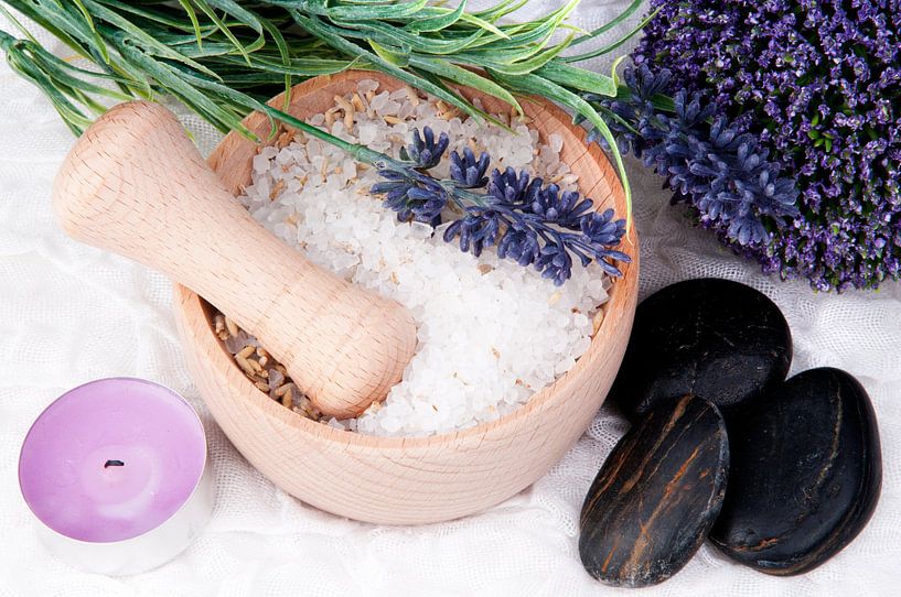 paarse spa items met badzout en hotstones par Patricia Verbruggen