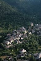Schönes französisches Bergdorf zur goldenen Stunde