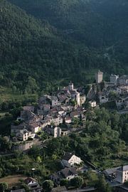 Magnifique village de montagne français à l'heure dorée sur Guido Boogert