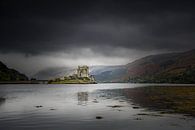 Eilean Donan Castle - Schotland, met dreigende lucht van Theo Fokker thumbnail