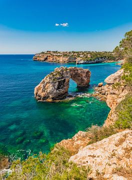 Mallorca, natuurlijke bezienswaardigheid Es Pontas, natuurlijke rotsboog, Spanje Middellandse Zee van Alex Winter