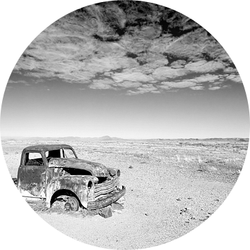 Deserted Desert Car van Studio voor Beeld