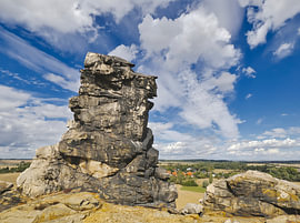 Stein und Wolken von Roger Trelou