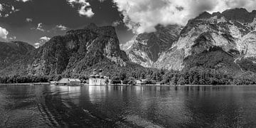Le lac Königssee en Bavière dans le Berchtesgadener Land en noir et blanc sur Manfred Voss, Schwarz-weiss Fotografie