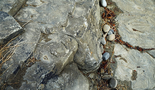 Kilkee Beach is een stenen strand in het dorp Kilkee.