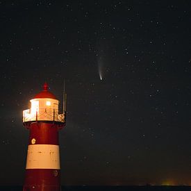 Komet Neowise über dem Leuchtturm von Westkapelle von Joren van den Bos