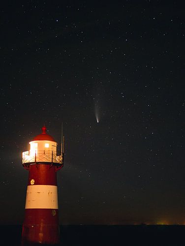 Komeet Neowise boven vuurtoren van Westkapelle