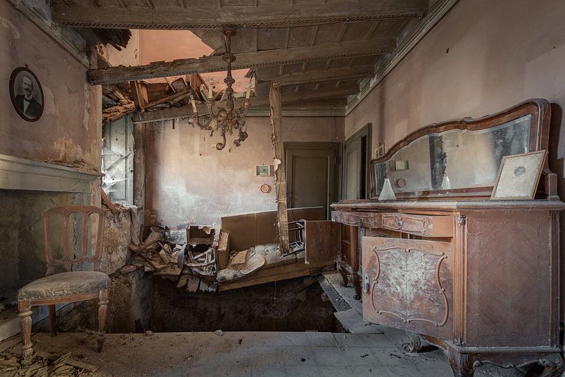 Antikes Wohnzimmer zusammengebrochen von Perry Wiertz