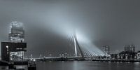 de Erasmusbrug gezien vanaf de Stieltjesstraat, laat op de avond in de mist, zwart wit van Marc Goldman thumbnail