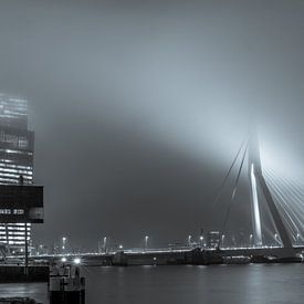 die Erasmus-Brücke von der Stieltjesstraat, spät in der Nacht im Nebel, schwarz und weiß von Marc Goldman