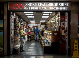 Réparation de chaussures à Penn Station sur Markus Peters