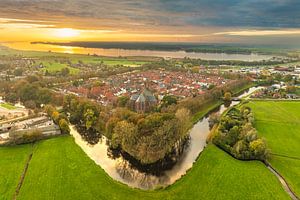 Elburg alte Stadtmauer im Herbst von oben gesehen