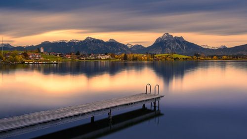 Zonsopkomst aan de Hopfensee, Beieren, Duitsland