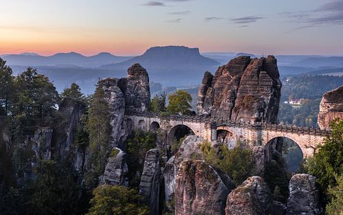 Tinker bridge at sunrise by Nils Steiner