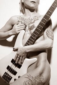 weiblicher Akt mit Gitarre