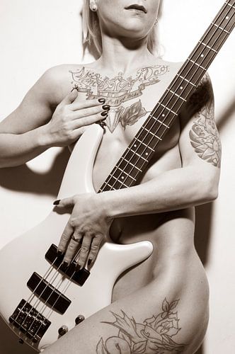 Vrouwelijk naakt met gitaar