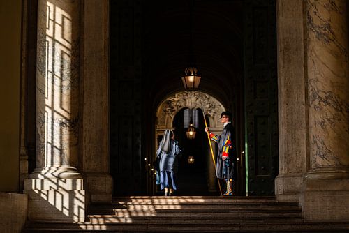 Zwitserse garde en non in de Sint-Pieter in Rome