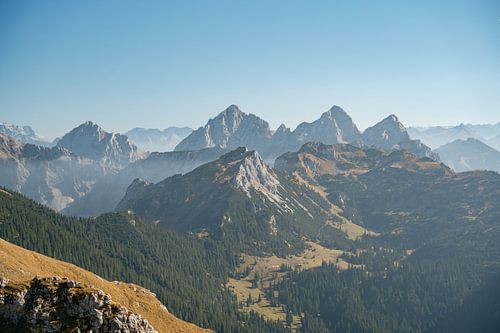 Uitzicht vanaf de Aggenstein op de Zugspitze en de Tannheimer bergen, zoals de Gimpel en de Kellenspitze