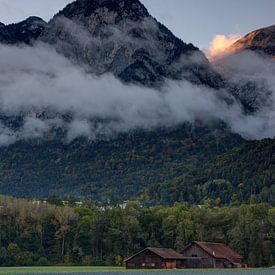 Laatste straal licht op de berg wolken sur Martijn Koevoets