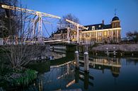 Sfeervol avondbeeld van het Muntgebouw en Abel Tasmanbrug bij de Leidsekade in Utrecht van Arthur Puls Photography thumbnail
