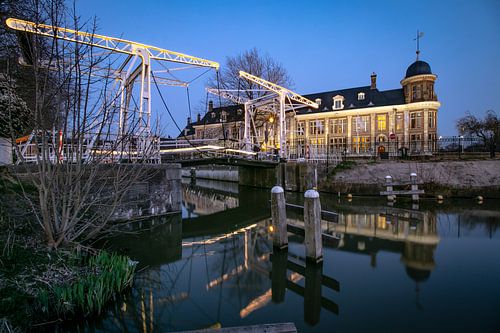 Sfeervol avondbeeld van het Muntgebouw en Abel Tasmanbrug bij de Leidsekade in Utrecht