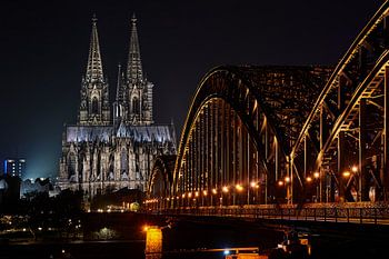 Cathédrale de Cologne avec le pont Hohenzoller