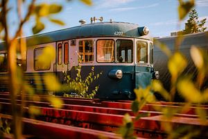 Blauer Vintage‑Triebwagen – Bahnfotografie zur Goldenen Stunde