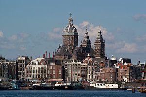 Stadszicht van Amsterdam met de Sint-Nicolaasbasiliek Amsterdam van Birgitte Bergman