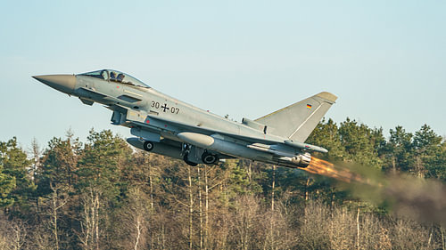 Un Eurofighter Typhoon allemand utilise sa postcombustion. sur Jaap van den Berg