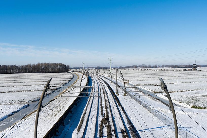 Winter in Hardinxveld-Giessendam with a beautiful sky and snow over he by Norbert Versteeg
