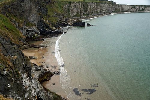 Landschap in Noord-Ierland voor de kust van County Antrim tussen Ballycastle en Ballintoy.