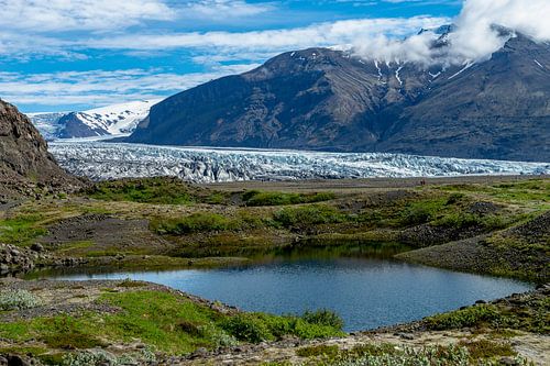 Kleiner See vor einem Gletscher und Bergen im Skaftafell Nationalpark