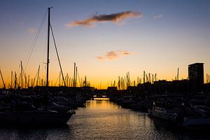 Coucher de soleil dans la marina d'Alicante, Espagne sur Paul van Putten