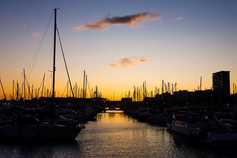 Zonsondergang in de jachthaven van Alicante, Spanje van Paul van Putten