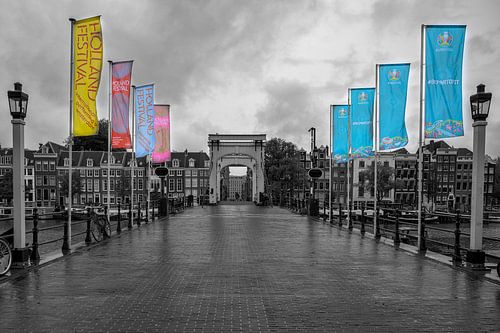 De Magere brug in de regen.