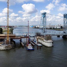 Panorama van de botlekbrug in aanbouw (luchtfoto) van Hans Elbers
