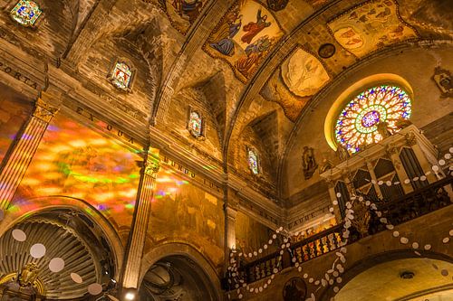 De kerk Santa Maria dels Angels in Pollença met kerstversiering, Mallorca