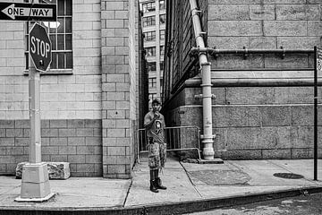 Een man in New York - Straatfotografie van Alex de Bolivar