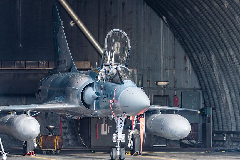 Die Dassault Mirage 2000-5F steht im Schutzraum bereit, um im Bedarfsfall schnell abfliegen zu könne von Jaap van den Berg