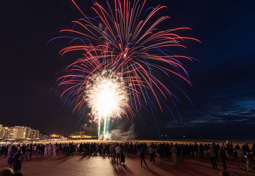 Vuurwerk op het strand von Wim Byl