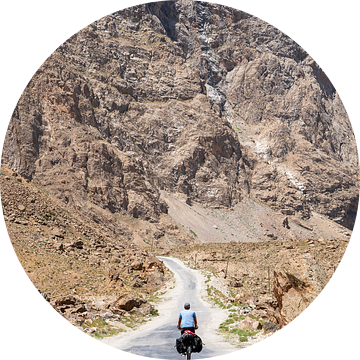 Solo fietser op de Pamir Highway van Jeroen Kleiberg