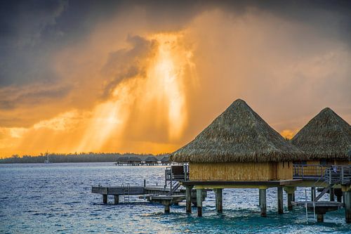 Brechender Sonnenaufgang hinter Wolken auf Bora Bora
