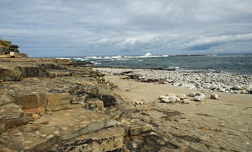 Kilkee Beach is een stenen strand in het dorp Kilkee.