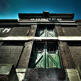 Old warehouse in Rotterdam by Thomas Poots