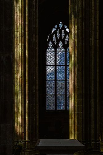 Glas in lood tussen twee zuilen.