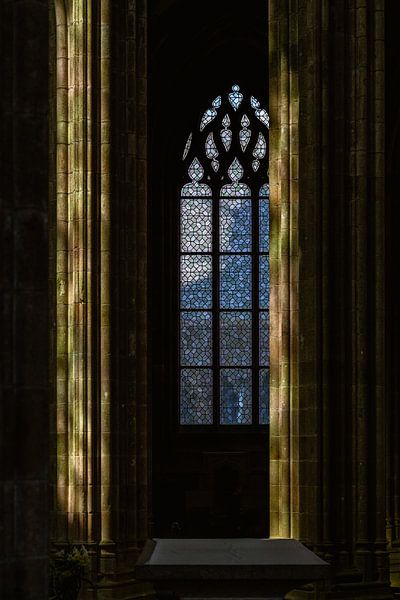 Vitrail entre deux colonnes. par zeilstrafotografie.nl